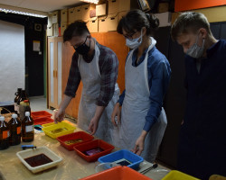 Studenci wykonujący tonowanie srebrowych materiałów fotograficznych, Pracownia Konserwacji Archiwalnych Materiałów Fotograficznych, rok akademicki 2020/2021, fot. mgr Tanita Ciesielska