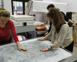 Agnieszka Marecka i Izabela Aktypi. Dublowanie plakatu ze zbiorów Biblioteki ASP, Pracownia Konserwacji i Restauracji Malowideł na Podłożu Papierowym, rok akademicki 2020/2021, fot. dr Regina Kozik Agnieszka Marecka i Izabela Aktypi. Dublowanie plakatu ze zbiorów Biblioteki ASP, Pracownia Konserwacji i Restauracji Malowideł na Podłożu Papierowym, rok akademicki 2020/2021, fot. dr Regina Kozik