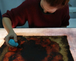 Joanna Wójcik. Uzupełnianie masą papierową ubytków XVII wiecznych kołtryn, Pracownia Konserwacji i Restauracji Malowideł na Podłożu Papierowym, rok akademicki 2020/2021, fot. dr Regina Kozik Joanna Wójcik. Uzupełnianie masą papierową ubytków XVII wiecznych kołtryn, Pracownia Konserwacji i Restauracji Malowideł na Podłożu Papierowym, rok akademicki 2020/2021, fot. dr Regina Kozik