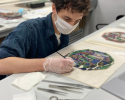 Sebastian Klocek. Oczyszczanie wachlarza z zabrudzeń, Pracownia Konserwacji i Restauracji Malowideł na Podłożu Papierowym, rok akademicki 2020/2021, fot. dr Regina Kozik Sebastian Klocek. Oczyszczanie wachlarza z zabrudzeń, Pracownia Konserwacji i Restauracji Malowideł na Podłożu Papierowym, rok akademicki 2020/2021, fot. dr Regina Kozik