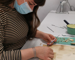 Matylda Zielińska (V rok). Usuwanie kwaśnego, papierowego podłoża z odwrocia grafiki "Dróżki Kalwaryjskie", Pracownia Konserwacji i Restauracji Malowideł na Podłożu Papierowym, rok akademicki 2020/2021, fot. dr Regina Kozik Matylda Zielińska (V rok). Usuwanie kwaśnego, papierowego podłoża z odwrocia grafiki "Dróżki Kalwaryjskie", Pracownia Konserwacji i Restauracji Malowideł na Podłożu Papierowym, rok akademicki 2020/2021, fot. dr Regina Kozik