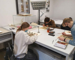 Aneta Pazdur, Dagmara Mikler, Kamil Janik. Zajęcia dydaktyczne V roku, Pracownia Konserwacji i Restauracji Malowideł na Podłożu Papierowym, rok akademicki 2020/2021, fot. dr Regina Kozik Aneta Pazdur, Dagmara Mikler, Kamil Janik. Zajęcia dydaktyczne V roku, Pracownia Konserwacji i Restauracji Malowideł na Podłożu Papierowym, rok akademicki 2020/2021, fot. dr Regina Kozik