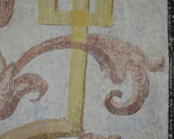 Fragment warstwy malarskiej z Pałacu Ciechanowice (Dolny Śląsk), uzupełnienie ubytków warstwy malarskiej metodą graficzną (pionowa kreska), na delikatnym podlawowaniu, Pracownia Konserwacji i Restauracji Malowideł Ściennych, rok akademicki 2020/2021, fot. mgr Karolina Molga
