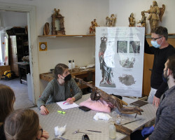 Omawianie zagadnienień teoretycznych w konserwacji rzeźby drewnianej, Pracownia Konserwacji i Restauracji Rzeźby Drewnianej Polichromowanej , rok akademicki 2020/2021, fot. mgr Wawrzyniec Woźniak Omawianie zagadnienień teoretycznych w konserwacji rzeźby drewnianej, Pracownia Konserwacji i Restauracji Rzeźby Drewnianej Polichromowanej , rok akademicki 2020/2021, fot. mgr Wawrzyniec Woźniak