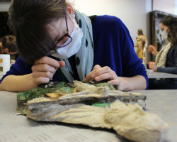 Studentka III roku w trakcie pracy przy podklejaniu warstw zaprawy, Pracownia Konserwacji i Restauracji Rzeźby Drewnianej Polichromowanej , rok akademicki 2020/2021, fot. mgr Wawrzyniec Woźniak Studentka III roku w trakcie pracy przy podklejaniu warstw zaprawy, Pracownia Konserwacji i Restauracji Rzeźby Drewnianej Polichromowanej , rok akademicki 2020/2021, fot. mgr Wawrzyniec Woźniak