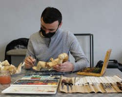 Student z wymiany zagranicznej (Ukraina, Kamieniec Podolski) w trakcie uzupełniania warstwy malarskiej, Pracownia Konserwacji i Restauracji Rzeźby Drewnianej Polichromowanej , rok akademicki 2020/2021, fot. mgr Wawrzyniec Woźniak Student z wymiany zagranicznej (Ukraina, Kamieniec Podolski) w trakcie uzupełniania warstwy malarskiej, Pracownia Konserwacji i Restauracji Rzeźby Drewnianej Polichromowanej , rok akademicki 2020/2021, fot. mgr Wawrzyniec Woźniak