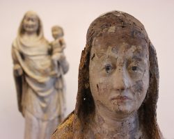 Espozycja rzeźb będących obiektami prac studenckich, Pracownia Konserwacji i Restauracji Rzeźby Drewnianej Polichromowanej , rok akademicki 2020/2021, fot. dr Janusz Sarkowicz Espozycja rzeźb będących obiektami prac studenckich, Pracownia Konserwacji i Restauracji Rzeźby Drewnianej Polichromowanej , rok akademicki 2020/2021, fot. dr Janusz Sarkowicz