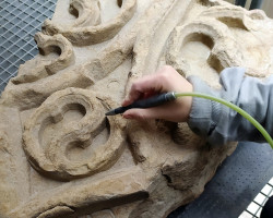 Studentki III roku w trakcie prac przy obiektach lapidaryjnych pochodzących z pałacu Florkiewiczów w Młoszowej, Pracownia Konserwacji Rzeźby Kamiennej, Stiuku i Ceramiki, rok akademicki 2020/2021, fot. mgr Joanna Głaz Studentki III roku w trakcie prac przy obiektach lapidaryjnych pochodzących z pałacu Florkiewiczów w Młoszowej, Pracownia Konserwacji Rzeźby Kamiennej, Stiuku i Ceramiki, rok akademicki 2020/2021, fot. mgr Joanna Głaz