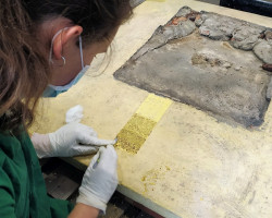 Studentki IV roku prowadzące badania konserwatorskie przy figurze św. Jana Nepomucena z Leśnicy (XVIII w.), Pracownia Konserwacji Rzeźby Kamiennej, Stiuku i Ceramiki, rok akademicki 2020/2021, fot. mgr Joanna Głaz Studentki IV roku prowadzące badania konserwatorskie przy figurze św. Jana Nepomucena z Leśnicy (XVIII w.), Pracownia Konserwacji Rzeźby Kamiennej, Stiuku i Ceramiki, rok akademicki 2020/2021, fot. mgr Joanna Głaz