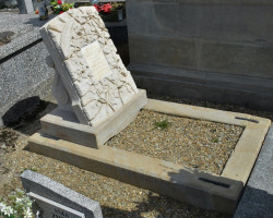 Nagrobek Kazia Baranowskiego po przeprowadzonych w ramach ćwiczeń studenckich pracach konserwatorskich, cmentarz komunalny w Jaśle, Pracownia Konserwacji Rzeźby Kamiennej, Stiuku i Ceramiki, rok akademicki 2020/2021, fot. dr Mariusz Wrona Nagrobek Kazia Baranowskiego po przeprowadzonych w ramach ćwiczeń studenckich pracach konserwatorskich, cmentarz komunalny w Jaśle, Pracownia Konserwacji Rzeźby Kamiennej, Stiuku i Ceramiki, rok akademicki 2020/2021, fot. dr Mariusz Wrona