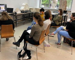 Wykład p. Filipa Moensa prowadzony w ramach cyklicznych spotkań "Otwarta Pracownia" zorganizowany przy współpracy z firmą Remmers Polska, Pracownia Konserwacji Rzeźby Kamiennej, Stiuku i Ceramiki, rok akademicki 2020/2021, fot. mgr Joanna Głaz Wykład p. Filipa Moensa prowadzony w ramach cyklicznych spotkań "Otwarta Pracownia" zorganizowany przy współpracy z firmą Remmers Polska, Pracownia Konserwacji Rzeźby Kamiennej, Stiuku i Ceramiki, rok akademicki 2020/2021, fot. mgr Joanna Głaz