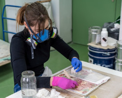 Studentka Patrycja Rudecka (IV rok) w trakcie usuwania licowania z zdjętego metodą strappo malowidła ściennego w technice kazeiny (wykonanego przez studentkę Dominikę Anuszkiewicz, 2019/2020), Pracownia Przenoszenia i Rozwarstwiania Malowideł Ściennych, rok akademicki 2020/2021, fot. mgr Oskar Hanusek Studentka Patrycja Rudecka (IV rok) w trakcie usuwania licowania z zdjętego metodą strappo malowidła ściennego w technice kazeiny (wykonanego przez studentkę Dominikę Anuszkiewicz, 2019/2020), Pracownia Przenoszenia i Rozwarstwiania Malowideł Ściennych, rok akademicki 2020/2021, fot. mgr Oskar Hanusek