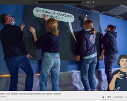 Kadr z filmu "Z wnętrza do wnętrza", zrealizowanego przez Małopolski Instytut Kultury przedstawiającego działalność Pracowni Przenoszenia i Rozwarstwiania Malowideł Ściennych (przy transferze współczesnego malowidła ściennego Marcina Maciejowskiego "Słuchajcie olbrzyma słuchajcie" widoczni: dr Marcin Błaszczyk, studentki Gabriela Biś i Zuzanna Borek, mgr Oskar Hanusek), rok akademicki 2020/2021, reż. Dominika Mietelska-Jarecka Kadr z filmu "Z wnętrza do wnętrza", zrealizowanego przez Małopolski Instytut Kultury przedstawiającego działalność Pracowni Przenoszenia i Rozwarstwiania Malowideł Ściennych (przy transferze współczesnego malowidła ściennego Marcina Maciejowskiego "Słuchajcie olbrzyma słuchajcie" widoczni: dr Marcin Błaszczyk, studentki Gabriela Biś i Zuzanna Borek, mgr Oskar Hanusek), rok akademicki 2020/2021, reż. Dominika Mietelska-Jarecka