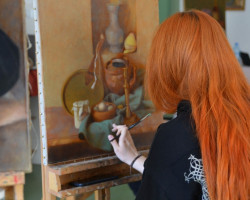 Monika Stobiecka (II rok), malowanie martwej natury nawiązującej do obrazów XVII-XVIII w. w technice olejno-żywicznej na płótnie, Pracownia Technologii i Technik Malarskich Organicznych, rok akademicki 2020/2021, fot. mgr Katarzyna Różańska