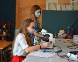 Studentki I roku podczas zajęć z Identyfikacji podobrazi, Zakład Materiałoznawstwa oraz Historii Technik Dzieł Sztuki, rok akademicki 2020/2021, fot. mgr Tanita Ciesielska Studentki I roku podczas zajęć z Identyfikacji podobrazi, Zakład Materiałoznawstwa oraz Historii Technik Dzieł Sztuki, rok akademicki 2020/2021, fot. mgr Tanita Ciesielska