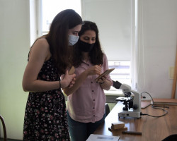 Konsultacje podczas zajęć z Identyfikacji podobrazi, Zakład Materiałoznawstwa oraz Historii Technik Dzieł Sztuki, rok akademicki 2020/2021, fot. mgr Tanita Ciesielska Konsultacje podczas zajęć z Identyfikacji podobrazi, Zakład Materiałoznawstwa oraz Historii Technik Dzieł Sztuki, rok akademicki 2020/2021, fot. mgr Tanita Ciesielska