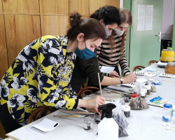 Studentki II roku podczas wykonywania próbników z samodzielnie sporządzonych farb, Zakład Materiałoznawstwa oraz Historii Technik Dzieł Sztuki, rok akademicki 2020/2021, fot. mgr Kamila Zielińska Studentki II roku podczas wykonywania próbników z samodzielnie sporządzonych farb, Zakład Materiałoznawstwa oraz Historii Technik Dzieł Sztuki, rok akademicki 2020/2021, fot. mgr Kamila Zielińska