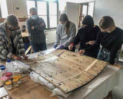 Zajęcia wolnego wyboru - Strukturalna konserwacja malowideł tablicowych, studenci V roku i prowadzący dr Aleksandra Hola i Grzegorz Kostecki pry pracy, Pracownia Konserwacji i Restauracji Malowideł na Drewnie, rok akademicki 2020/2021, fot. dr Aleksandra Hola Zajęcia wolnego wyboru - Strukturalna konserwacja malowideł tablicowych, studenci V roku i prowadzący dr Aleksandra Hola i Grzegorz Kostecki pry pracy, Pracownia Konserwacji i Restauracji Malowideł na Drewnie, rok akademicki 2020/2021, fot. dr Aleksandra Hola