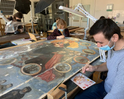 Studenci IV roku podczas zajęć, na pierwszym planie Vadym Ivasiuk (stypendysta Erasmus+ z Narodowego Uniwersytetu im. Iwana Ohijenki w Kamieńcu Podolskim) podczas uzupełniania ubytków pulmentu oraz Gabriela Biś podczas agatowania złoceń, Pracownia Konserwacji i Restauracji Malowideł na Drewnie, rok akademicki 2020/2021, fot. mgr Filip Pelon Studenci IV roku podczas zajęć, na pierwszym planie Vadym Ivasiuk (stypendysta Erasmus+ z Narodowego Uniwersytetu im. Iwana Ohijenki w Kamieńcu Podolskim) podczas uzupełniania ubytków pulmentu oraz Gabriela Biś podczas agatowania złoceń, Pracownia Konserwacji i Restauracji Malowideł na Drewnie, rok akademicki 2020/2021, fot. mgr Filip Pelon