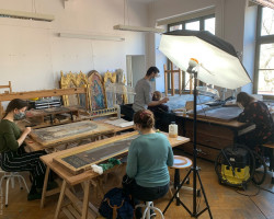 Studenci IV roku podczas zajęć, Pracownia Konserwacji i Restauracji Malowideł na Drewnie, rok akademicki 2020/2021, fot. mgr Filip Pelon Studenci IV roku podczas zajęć, Pracownia Konserwacji i Restauracji Malowideł na Drewnie, rok akademicki 2020/2021, fot. mgr Filip Pelon