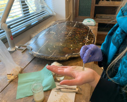 Studentka Ewa Krasodomska (IV rok) podczas zabiegu uzupełniania ubytków zaprawy, Pracownia Konserwacji i Restauracji Malowideł na Drewnie, rok akademicki 2020/2021, fot. mgr Filip Pelon Studentka Ewa Krasodomska (IV rok) podczas zabiegu uzupełniania ubytków zaprawy, Pracownia Konserwacji i Restauracji Malowideł na Drewnie, rok akademicki 2020/2021, fot. mgr Filip Pelon