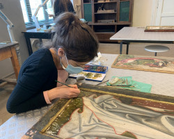 Studentka Anna Litwin (IV rok) podczas zabiegu scalania kolorystycznego warstwy malarskiej, Pracownia Konserwacji i Restauracji Malowideł na Drewnie, rok akademicki 2020/2021, fot. mgr Filip Pelon Studentka Anna Litwin (IV rok) podczas zabiegu scalania kolorystycznego warstwy malarskiej, Pracownia Konserwacji i Restauracji Malowideł na Drewnie, rok akademicki 2020/2021, fot. mgr Filip Pelon