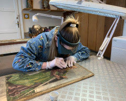 Studentka Patrycja Rudecka (IV rok) podczas zabiegu mechanicznego usuwania nawarstwień, Pracownia Konserwacji i Restauracji Malowideł na Drewnie, rok akademicki 2020/2021, fot. mgr Filip Pelon Studentka Patrycja Rudecka (IV rok) podczas zabiegu mechanicznego usuwania nawarstwień, Pracownia Konserwacji i Restauracji Malowideł na Drewnie, rok akademicki 2020/2021, fot. mgr Filip Pelon