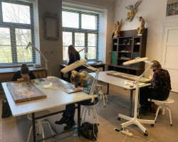 Studenci IV roku podczas zajęć, Pracownia Konserwacji i Restauracji Malowideł na Drewnie, rok akademicki 2020/2021, fot. mgr Filip Pelon Studenci IV roku podczas zajęć, Pracownia Konserwacji i Restauracji Malowideł na Drewnie, rok akademicki 2020/2021, fot. mgr Filip Pelon