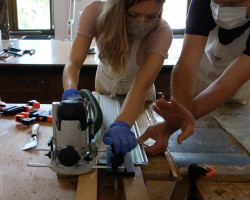 Dyplomantka Olga Vaitkus (VI rok) podczas zabiegu usuwania niepierwotnych listew poprzecznych pod nadzorem dra hab. Jarosława Adamowicza, Pracownia Konserwacji i Restauracji Malowideł na Drewnie, rok akademicki 2020/2021, fot. mgr Filip Pelon Dyplomantka Olga Vaitkus (VI rok) podczas zabiegu usuwania niepierwotnych listew poprzecznych pod nadzorem dra hab. Jarosława Adamowicza, Pracownia Konserwacji i Restauracji Malowideł na Drewnie, rok akademicki 2020/2021, fot. mgr Filip Pelon